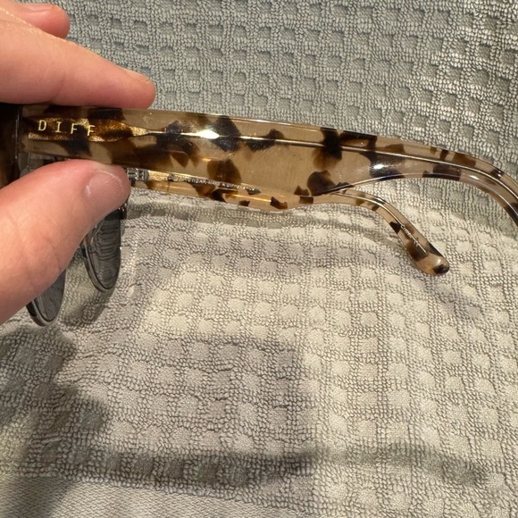 DIFF Eyewear Stella Himalayan Tortoise Polarized Sunglasses - Picture 7 of 10